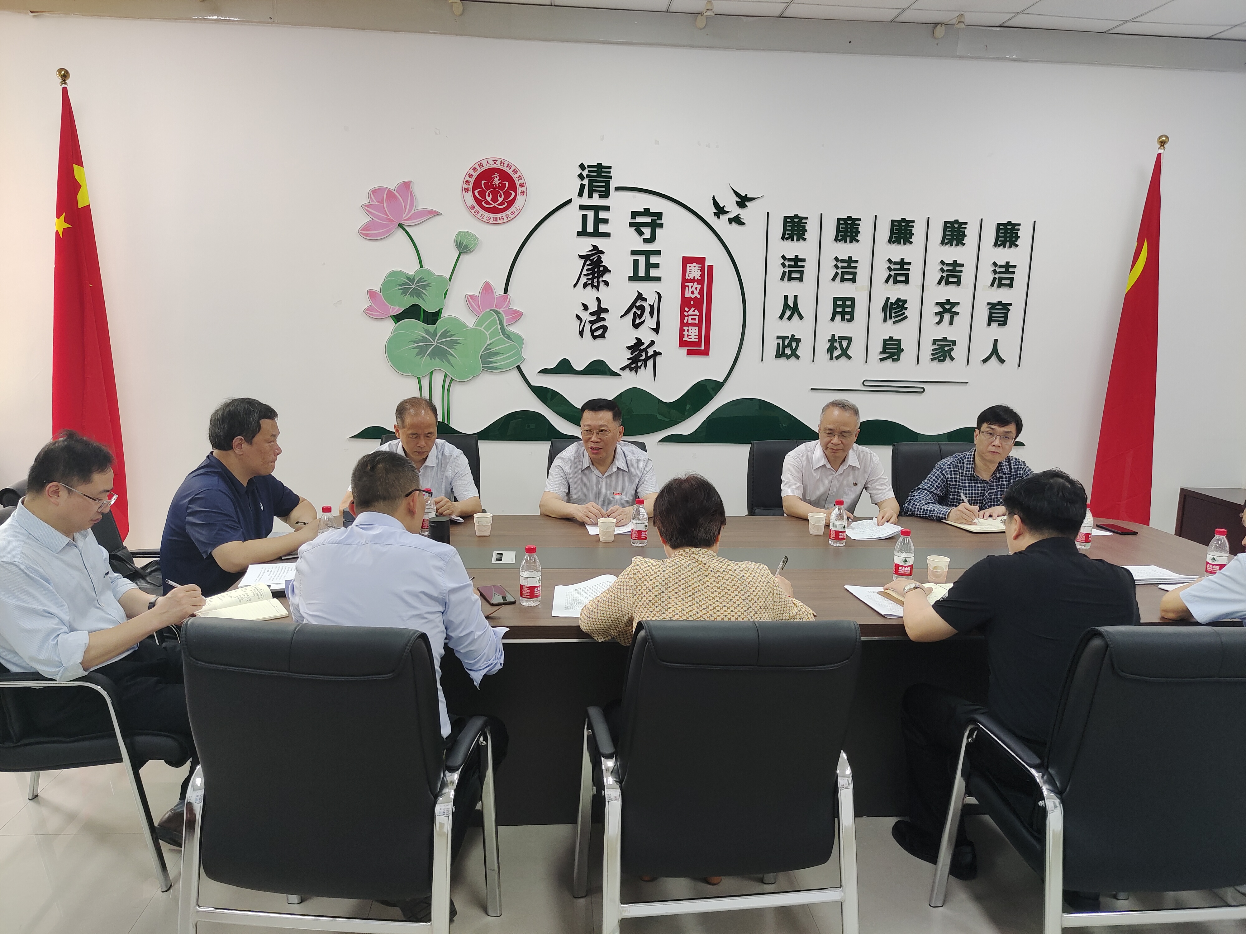 2023.4.18校党委陈国龙书记调研廉政与治理研究中心.jpg
