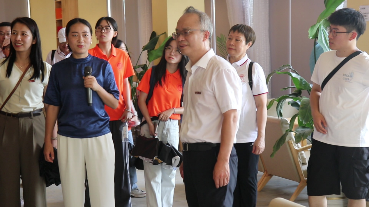 邹毅书记与实践队师生亲切交流-福州大学“同心振乡”实践队.png
