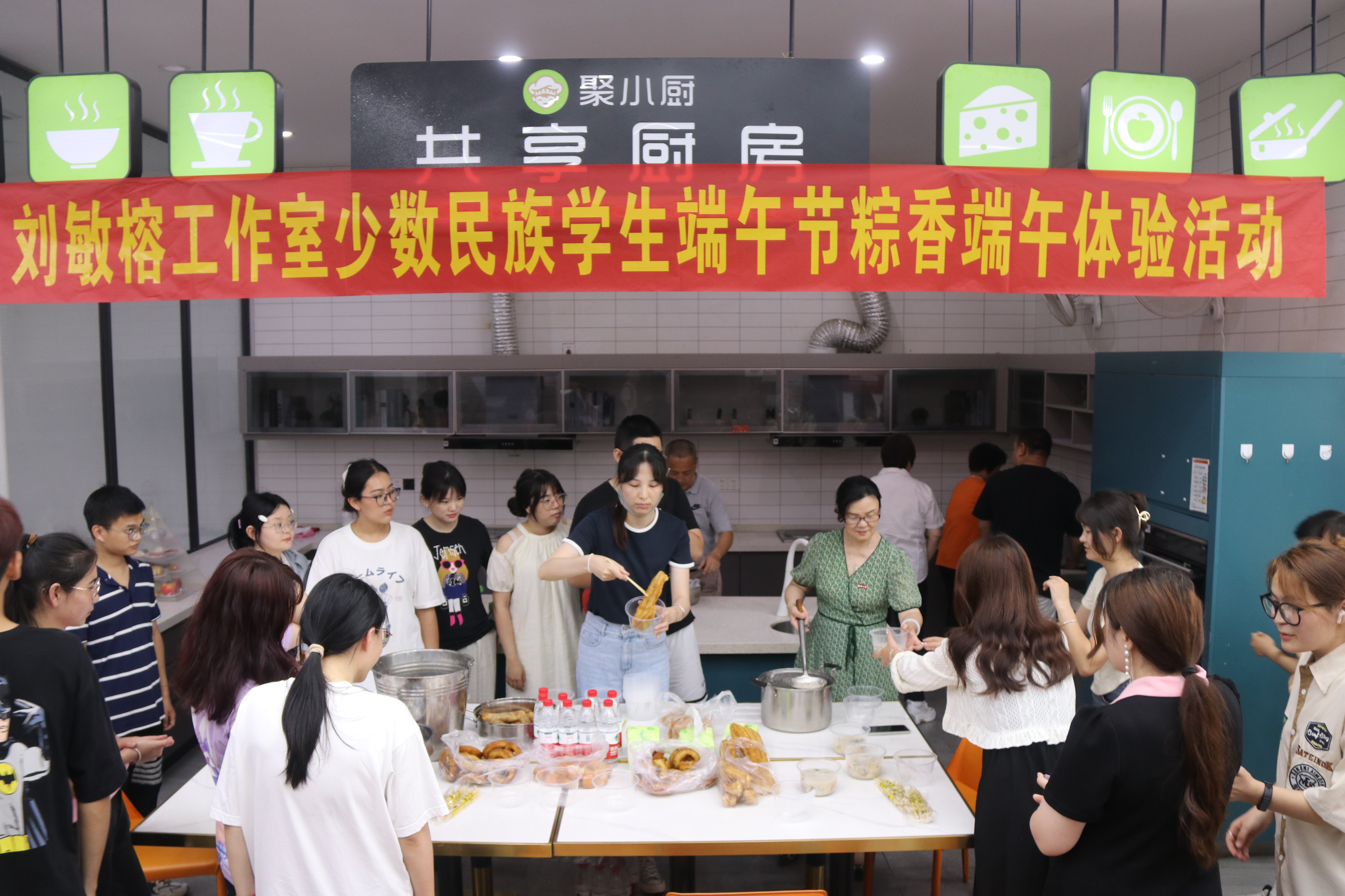 工作室师生品尝福建当地特色小吃——学生.jpg